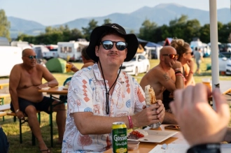 Vom Frühstück bis zum Barbecue. Verpflegung gibt es am Campingplatz von 07:00 bis 22:00 Uhr