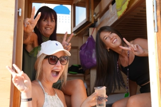 F1-Fans genießen die bequemen Betten in den Schitterhof CHALETS.