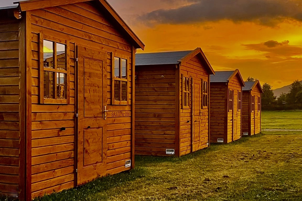 Schöne Holz-Chalets für ein besonders relaxtes Glampingerlebnis bei F1, MotoGP, DTM und AirPower.