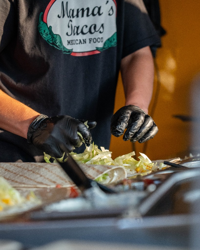 MAMA'S TACOS – Burrito-Zubereitung im Food Truck am CAMPING WEISS (Schitterhof) Spielberg zur Formel 1